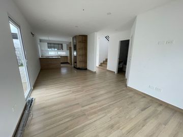 Venta en Manta: Casa Nueva de 3 Dormitorios con Acabados de Lujo en Sector Sur