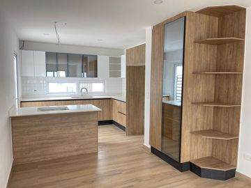 Venta en Manta: Casa Nueva de 3 Dormitorios con Acabados de Lujo en Sector Sur