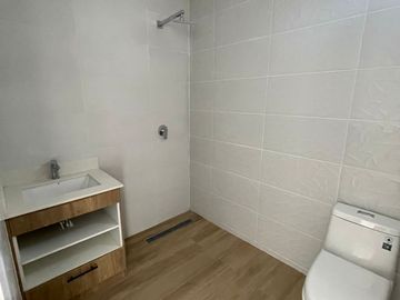 Venta en Manta: Casa Nueva de 3 Dormitorios con Acabados de Lujo en Sector Sur