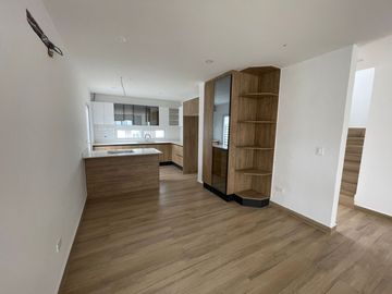 Venta en Manta: Casa Nueva de 3 Dormitorios con Acabados de Lujo en Sector Sur