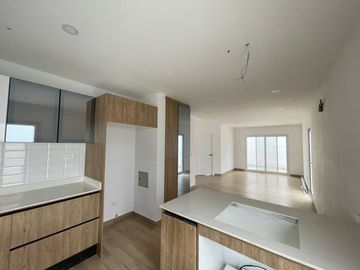 Venta en Manta: Casa Nueva de 3 Dormitorios con Acabados de Lujo en Sector Sur
