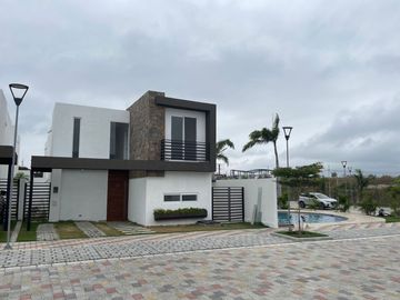 Venta en Manta: Casa Nueva de 3 Dormitorios con Acabados de Lujo en Sector Sur