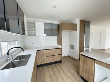 Venta en Manta: Casa Nueva de 3 Dormitorios con Acabados de Lujo en Sector Sur