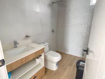 Venta en Manta: Casa Nueva de 3 Dormitorios con Acabados de Lujo en Sector Sur