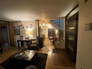 LOS FUNDADORES, AMPLIA CASA CON QUINCHO $175.000.000.