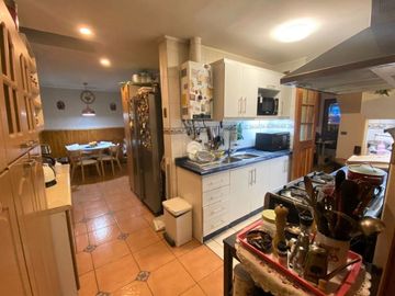LOS FUNDADORES, AMPLIA CASA CON QUINCHO $175.000.000.