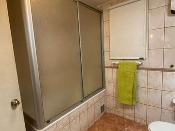 LOS FUNDADORES, AMPLIA CASA CON QUINCHO $175.000.000.