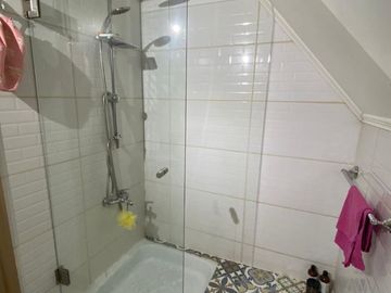 LOS FUNDADORES, AMPLIA CASA CON QUINCHO $175.000.000.