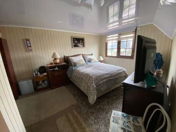 LOS FUNDADORES, AMPLIA CASA CON QUINCHO $175.000.000.
