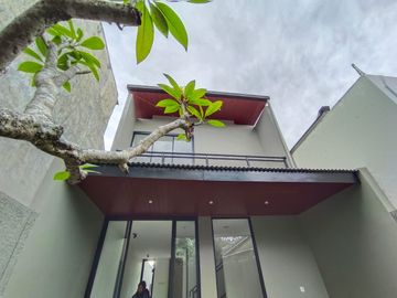 rumah 2 lantai baru siap huni di Gentan jalan kaliurang km 10
