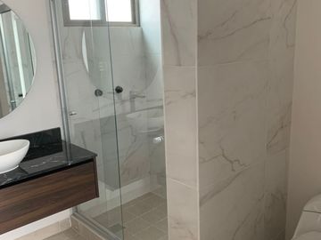 CASA EN VENTA EN FRACCIONAMIENTO PRIVADO EN VIÑEDOS