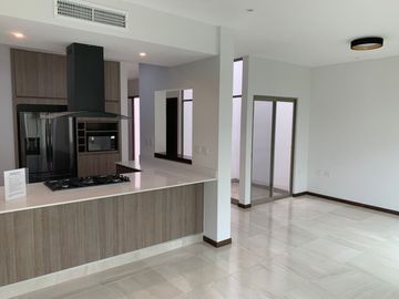 CASA EN VENTA EN FRACCIONAMIENTO PRIVADO EN VIÑEDOS
