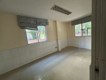 Very cheap sale, single house, m. Thaweelada 2, area 58.8 square metres, suitable for living and renovating, making a profit, convenient to travel, ne
