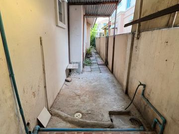 Very cheap sale, single house, m. Thaweelada 2, area 58.8 square metres, suitable for living and renovating, making a profit, convenient to travel, ne