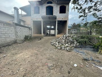 EN VENTA AMPLIA CASA EN OBRA GRIS UBICADA EN CHIQUINTAD