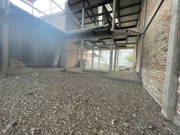 EN VENTA AMPLIA CASA EN OBRA GRIS UBICADA EN CHIQUINTAD