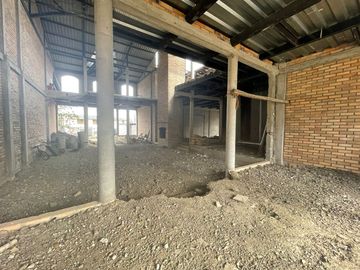 EN VENTA AMPLIA CASA EN OBRA GRIS UBICADA EN CHIQUINTAD