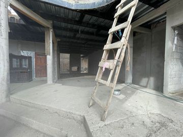 EN VENTA AMPLIA CASA EN OBRA GRIS UBICADA EN CHIQUINTAD