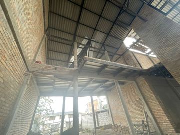 EN VENTA AMPLIA CASA EN OBRA GRIS UBICADA EN CHIQUINTAD