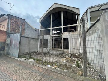 EN VENTA AMPLIA CASA EN OBRA GRIS UBICADA EN CHIQUINTAD