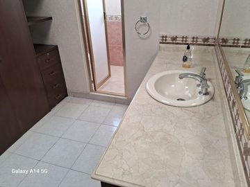 VENDO CASA GRANDES ESPACIOS