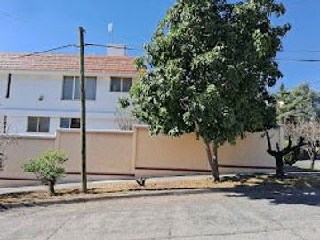 VENDO CASA GRANDES ESPACIOS