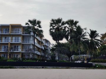 Condo for sale at Baan Plearn Talay. Cha-am, Phetchaburi Province condo resort style next to private beach very large facilities, big gardens , 2 swim