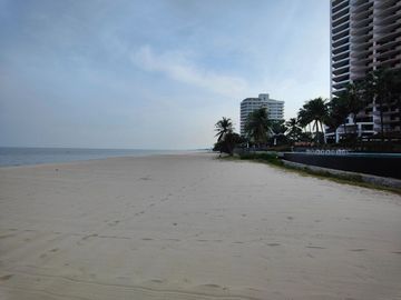 Condo for sale at Baan Plearn Talay. Cha-am, Phetchaburi Province condo resort style next to private beach very large facilities, big gardens , 2 swim