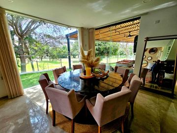 LAS CAÑADAS CASA EN VENTA A CAMPO DE GOLF CON ALBERCA Y VISTA A LOS LAGOS