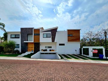 LAS CAÑADAS CASA EN VENTA A CAMPO DE GOLF CON ALBERCA Y VISTA A LOS LAGOS