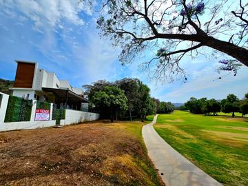 LAS CAÑADAS CASA EN VENTA A CAMPO DE GOLF CON ALBERCA Y VISTA A LOS LAGOS