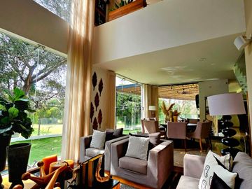 LAS CAÑADAS CASA EN VENTA A CAMPO DE GOLF CON ALBERCA Y VISTA A LOS LAGOS