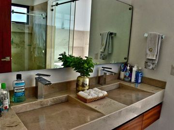 LAS CAÑADAS CASA EN VENTA A CAMPO DE GOLF CON ALBERCA Y VISTA A LOS LAGOS