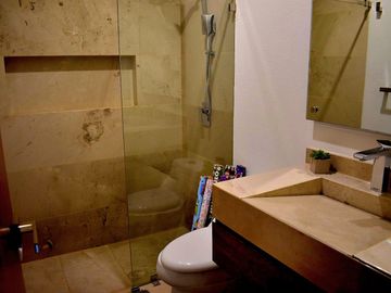 LAS CAÑADAS CASA EN VENTA A CAMPO DE GOLF CON ALBERCA Y VISTA A LOS LAGOS