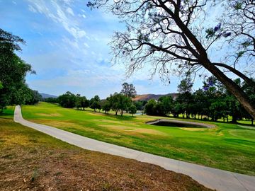 LAS CAÑADAS CASA EN VENTA A CAMPO DE GOLF CON ALBERCA Y VISTA A LOS LAGOS