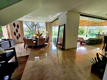LAS CAÑADAS CASA EN VENTA A CAMPO DE GOLF CON ALBERCA Y VISTA A LOS LAGOS