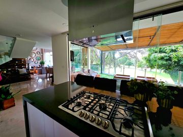 LAS CAÑADAS CASA EN VENTA A CAMPO DE GOLF CON ALBERCA Y VISTA A LOS LAGOS