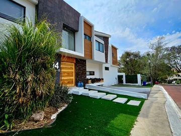 LAS CAÑADAS CASA EN VENTA A CAMPO DE GOLF CON ALBERCA Y VISTA A LOS LAGOS
