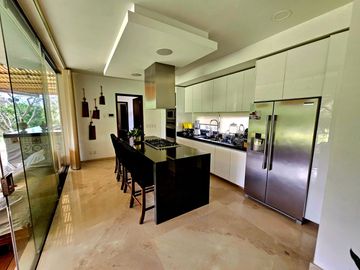 LAS CAÑADAS CASA EN VENTA A CAMPO DE GOLF CON ALBERCA Y VISTA A LOS LAGOS