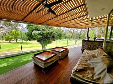 LAS CAÑADAS CASA EN VENTA A CAMPO DE GOLF CON ALBERCA Y VISTA A LOS LAGOS