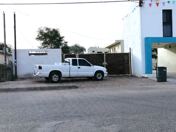 SE VENDE TERRENO CON CONSTRUCCIONES