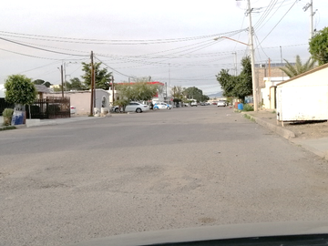 SE VENDE TERRENO CON CONSTRUCCIONES