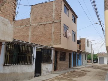 Se Vende Una Linda Casa De 2 Pisos Frente A Parque En Puente Piedra