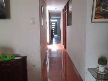 Se Vende Una Linda Casa De 2 Pisos Frente A Parque En Puente Piedra