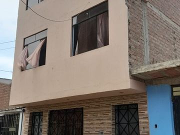 Se Vende Una Linda Casa De 2 Pisos Frente A Parque En Puente Piedra