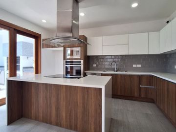 CASA 7 CUMBAYÁ NAYÓN 3 DORMITORIOS 360m2