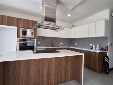 CASA 7 CUMBAYÁ NAYÓN 3 DORMITORIOS 360m2