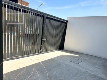 VENTA DE CASA DE 3 NIVELES CON ESPECTACULAR ROOF GARDEN