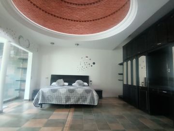 Venta de amplia casa con recámara en planta baja en Lomas Trujillo, Morelos