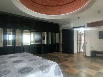 Venta de amplia casa con recámara en planta baja en Lomas Trujillo, Morelos